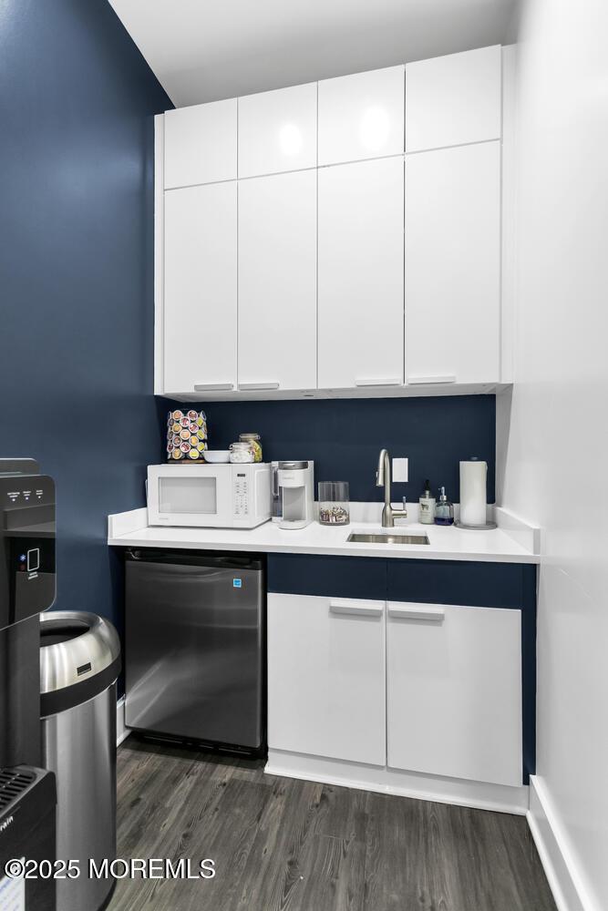 Access to fully stocked Kitchen with free Coffee, Snacks, and Beverages