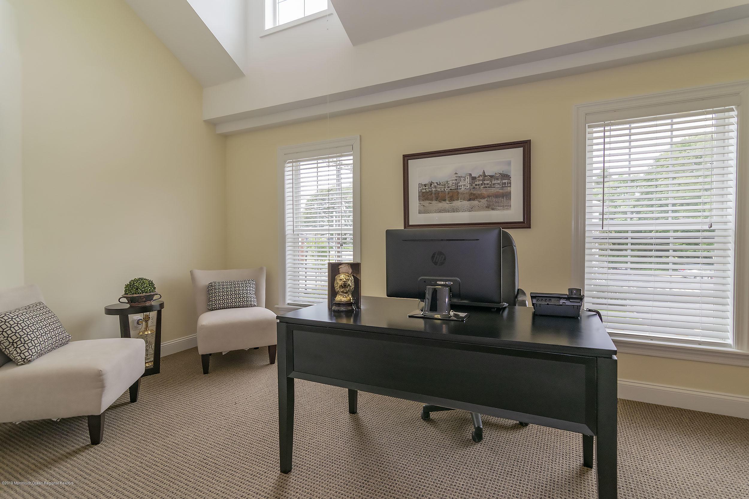 EXECUTIVE OFFICE SPACE