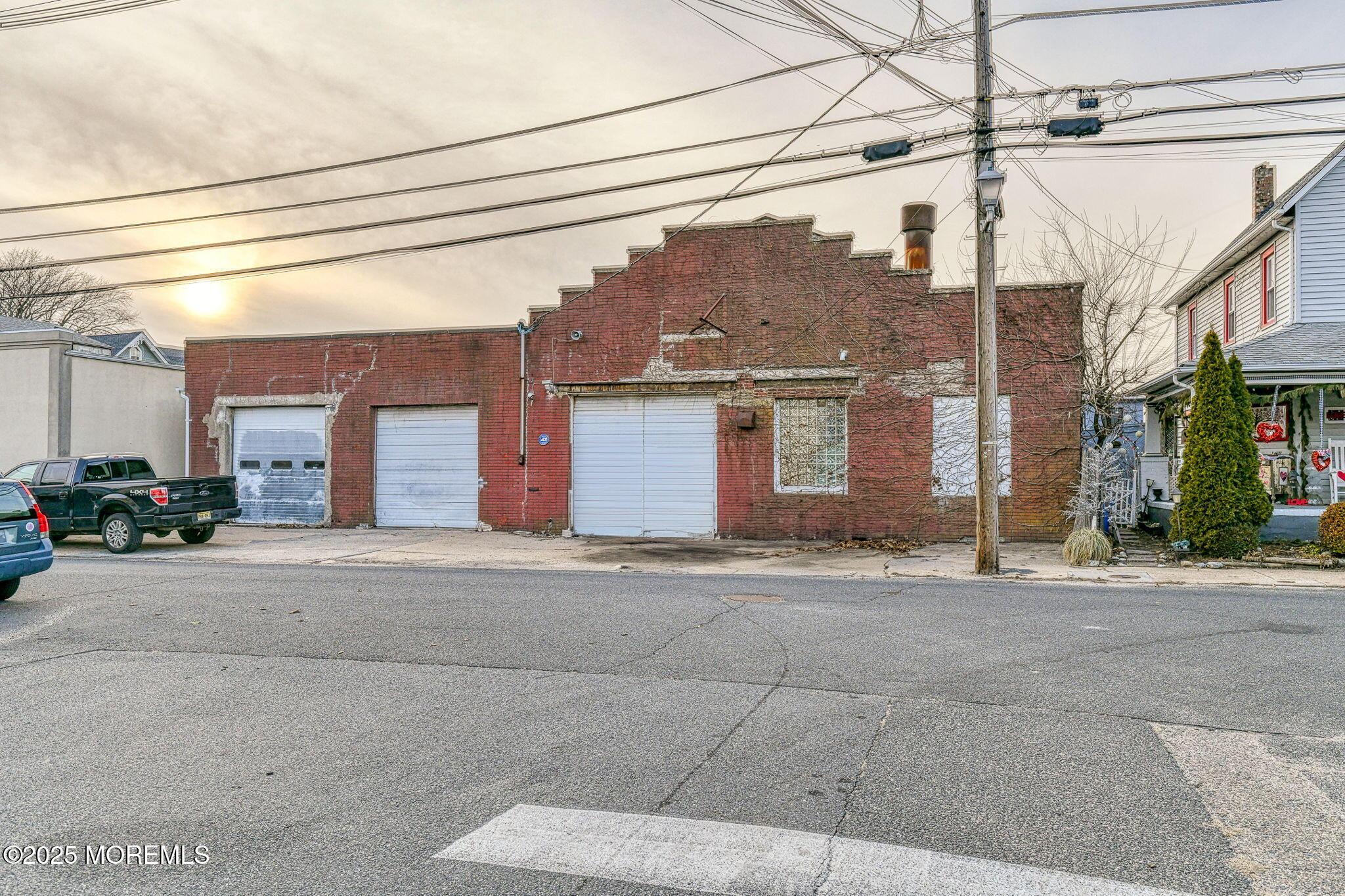 Full Access to 3 bays from the rear entrance on Lawrence Avenue